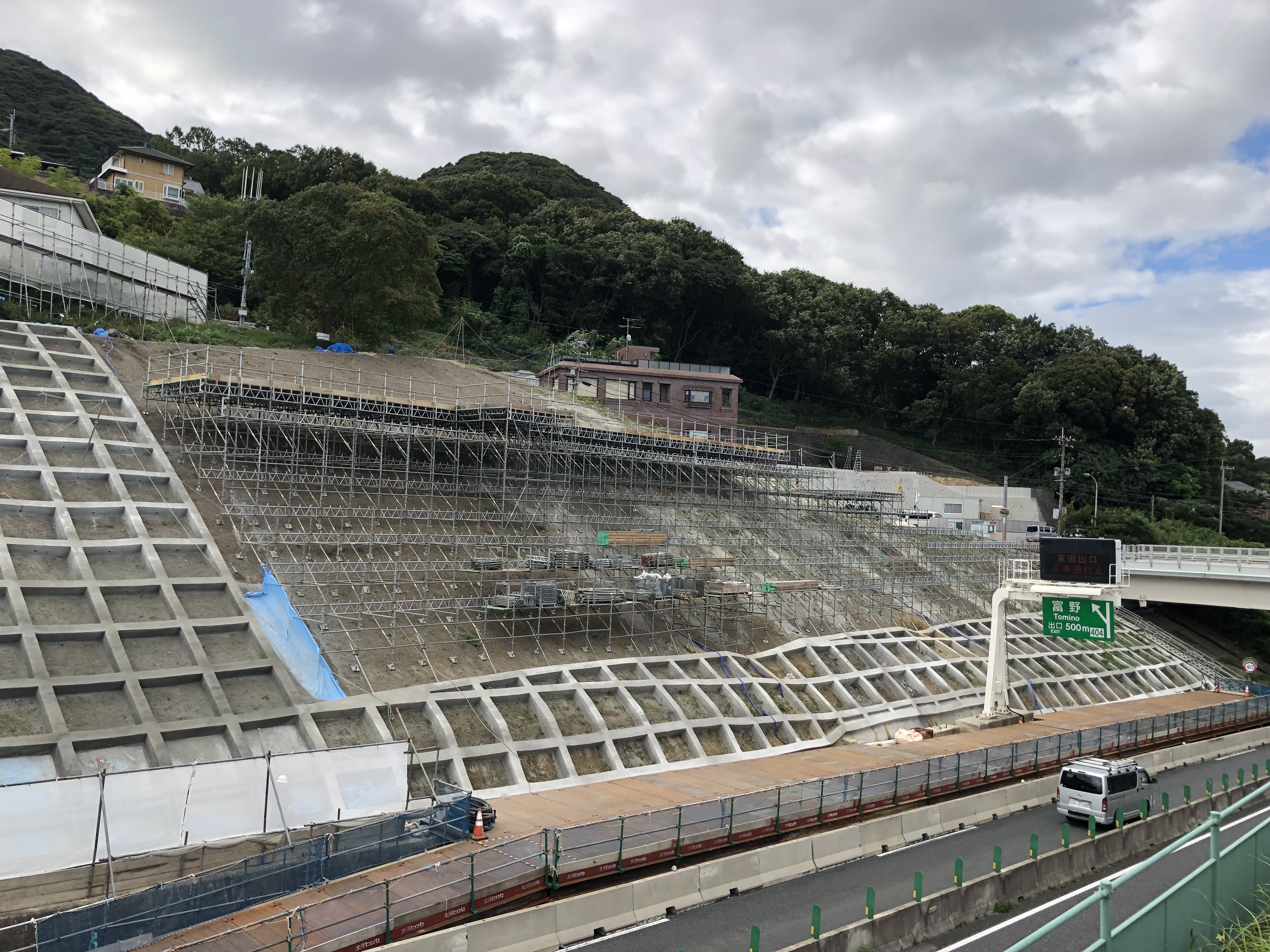 建設用全面帯 神奈川県 法面対策工事 – 工事用超大型モノレールメーカーの内田産業